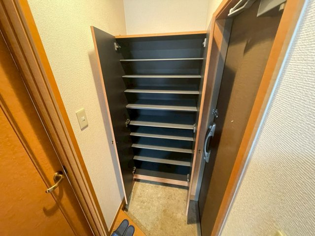 フローラ岡本の玄関