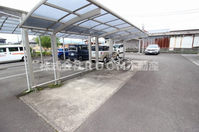 フローリッシュメゾンの駐車場