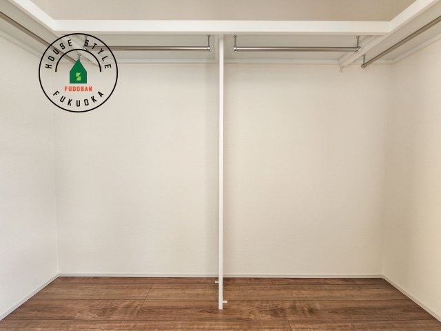 福岡市城南区荒江1丁目第1-2棟（1号棟）の内観：施工例|洋服や大きな荷物が多い方や人数の多いご家族などは、一般的なクローゼットよりもウォークインクローゼットのほうが使い勝手が良いです。