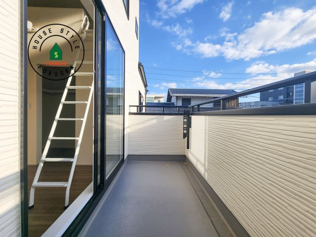 福岡市城南区荒江1丁目第1-2棟（1号棟）の外観：施工例|風をしっかりと感じられるバルコニーでは、毎日が洗濯日和です。広々としているので洗濯も楽しくなるでしょうし、気分転換にバルコニーからの眺めを楽しむのもいいでしょう。