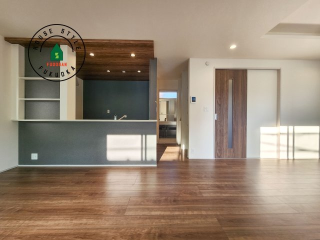 福岡市城南区荒江1丁目第1-2棟（1号棟）の内観：施工例|キッチンからリビングをしっかり確認できます。家族の笑顔があふれる空間になりそうですね。