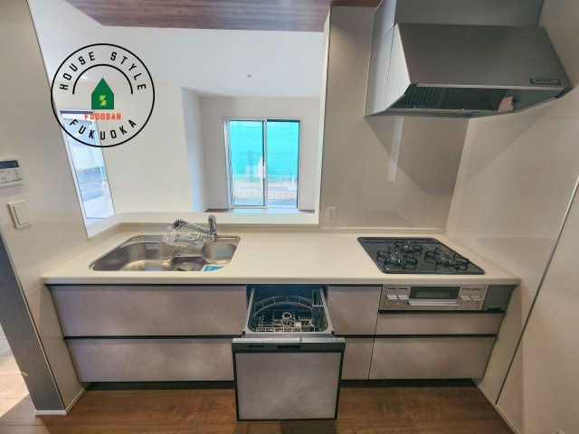 福岡市城南区荒江1丁目第1-2棟（1号棟）の内観：施工例|ご家族を近くに感じられる対面キッチンのLDK。会話もはずみそうですね。