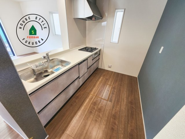 福岡市城南区荒江1丁目第1-2棟（1号棟）の内観：施工例|ダイニングテーブルへの配膳がラクラク、お料理はかどるカウンター付きシステムキッチン！