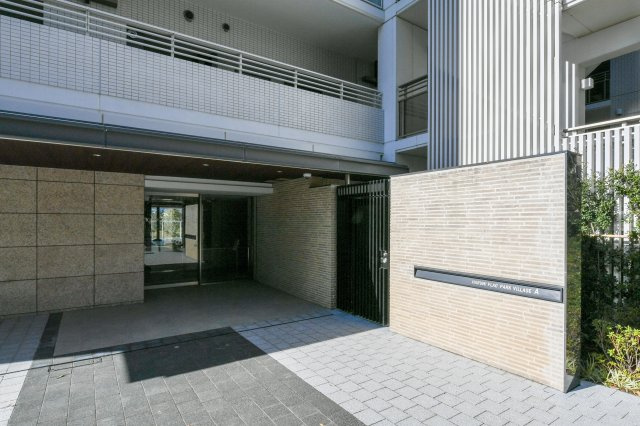 Park Village A棟 2階のエントランス
