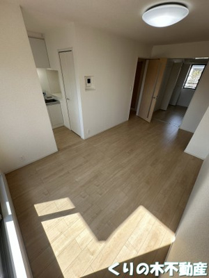 【居間・リビング】 | メゾン・ラフィーネⅡ | こちらのリビングで趣味の時間をお楽しみください