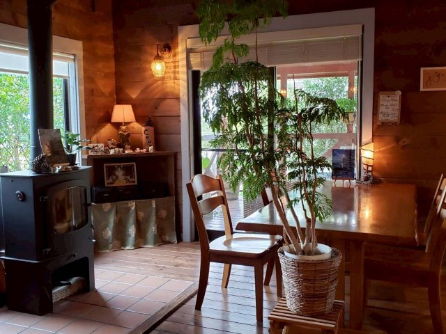 木戸中古戸建の居間・リビング|こちらのリビングで趣味の時間をお楽しみください