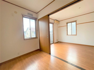 【内装】 | プルミエール野澤　Ｅ | 明るい色調の室内です