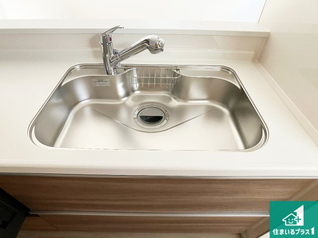 明石市大久保町大久保町　新築一戸建ての独立洗面台|清潔感のある洗面台です。フラットな鏡は掃除がしやすく毎日清潔！ホースは引き出して使えるので洗顔やお掃除の際に便利です！