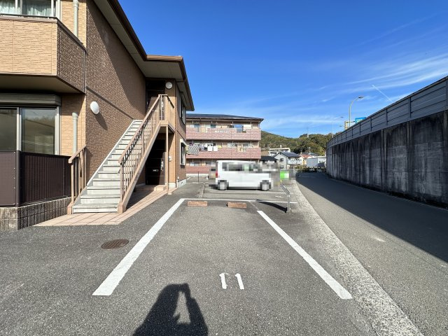 シャーメゾン・いずみのA棟の駐車場