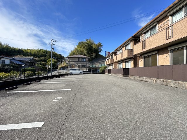 シャーメゾン・いずみのA棟の駐車場