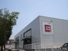 ユニクロ（衣料品店）まで880ｍ