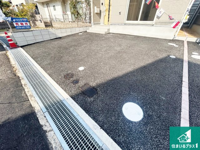 神戸市垂水区上高丸　第1期　新築一戸建ての駐車場|並列2台駐車可能！ゆとりの駐車スペースで車庫入れもスムーズ！

