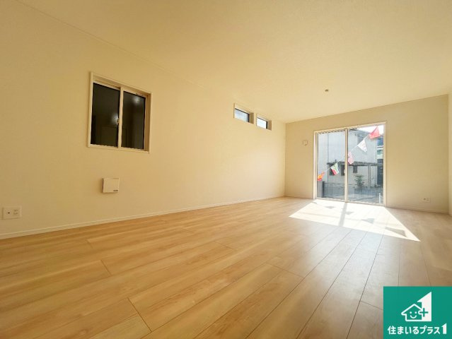 神戸市垂水区上高丸　第1期　新築一戸建ての居間・リビング|日当たり良好の明るいリビングで朝の目覚めもスッキリできそう！対面キッチンでご家族のコミュニケーションも自然と増える設計！小さなお子様が遊ぶスペースを作っても広々とくつろげるLDK！