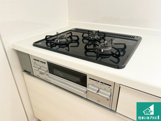 神戸市垂水区上高丸　第1期　新築一戸建ての設備|ダブル高火力Ｓｉセンサー付きコンロ！３口あるので、まとめて料理をする時も大活躍！