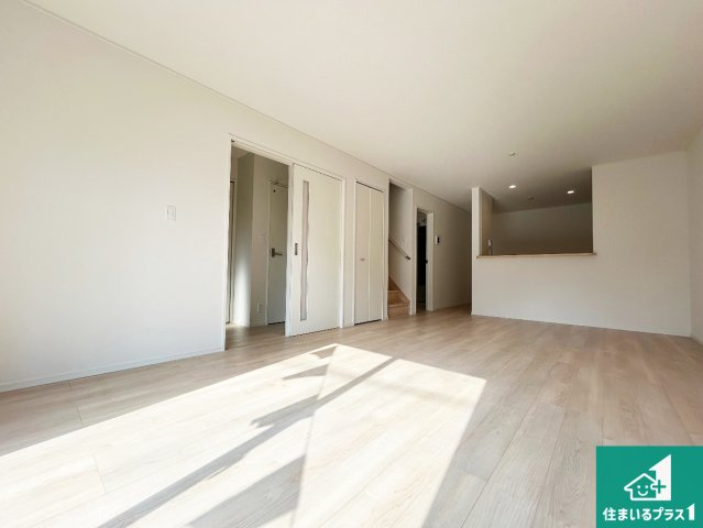 神戸市垂水区上高丸　第1期　新築一戸建ての居間・リビング|シンプルなリビングは、観葉植物等のインテリアを楽しめますね！パパ好みにも、ママ好みにも家具次第で雰囲気を変えることができます！