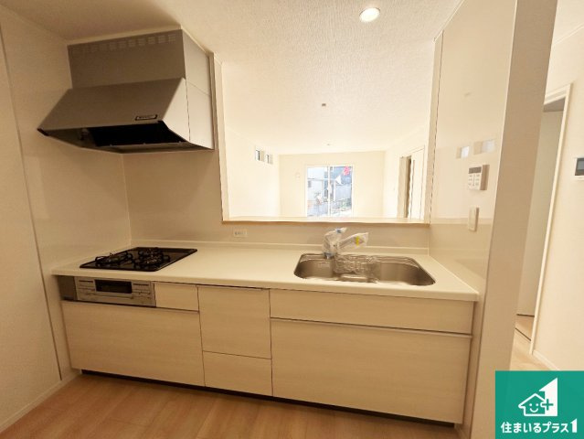 神戸市垂水区上高丸　第1期　新築一戸建てのキッチン|リビングと統一感があり、使い勝手のいいキッチン。広々としているので、二人並んで作業が出来ちゃいます。お子様と一緒に色々なお料理に挑戦できるスペースがあります。