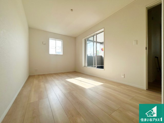 神戸市垂水区上高丸　第1期　新築一戸建ての洋室|寝室は心地よい眠りについてもらいたくて、シンプルかつ開放的な空間な設計にしています！大きな窓から差し込む日が心地いいです♪