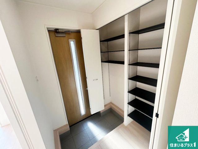 神戸市垂水区上高丸　第1期　新築一戸建ての玄関|シューズボックスにはたくさんの靴が収納できるので玄関周りはいつもスッキリ！ご家族が増えても安心！