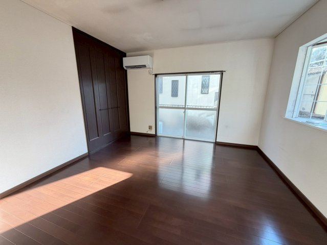 ゆったりした洋室です