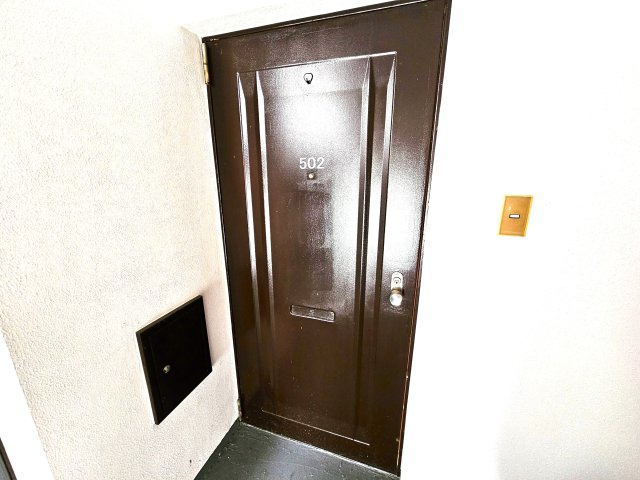 鷹志ハイツの玄関|収納もある玄関です