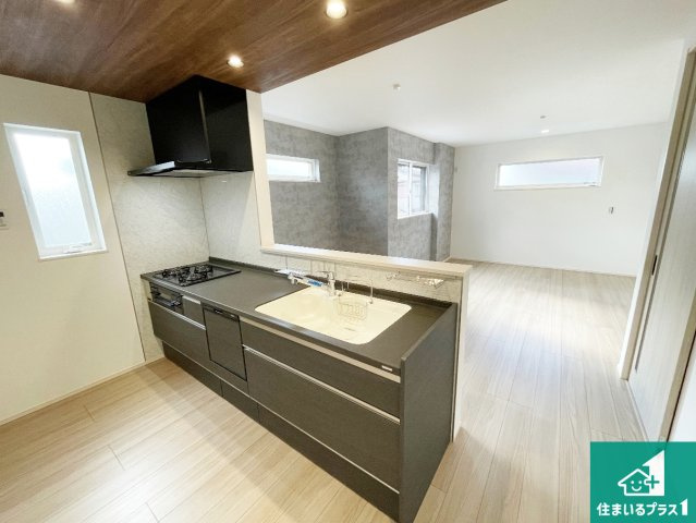 高槻市西冠　第1期　新築一戸建ての居間・リビング|明るいリビングで朝の目覚めもスッキリできそう！対面キッチンでご家族のコミュニケーションも自然と増える設計！小さなお子様が遊ぶスペースを作っても広々とくつろげるLDK！