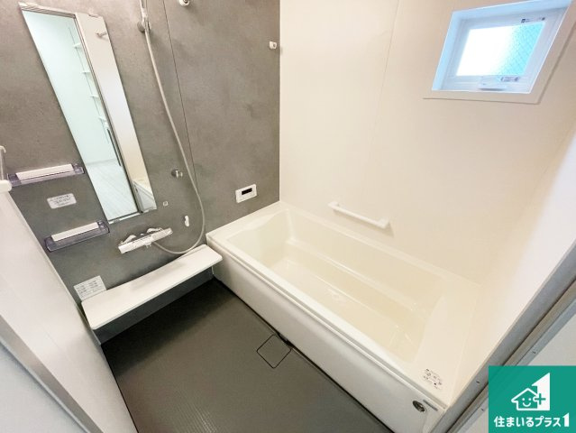 高槻市西冠　第1期　新築一戸建ての浴室|足をゆったり伸ばして寛げる浴槽です。窓が設けられていますので差し込む光が明るく穏やかな雰囲気にしてくれます♪浴室乾燥機も設置しているので、雨の日の洗濯物も安心です♪