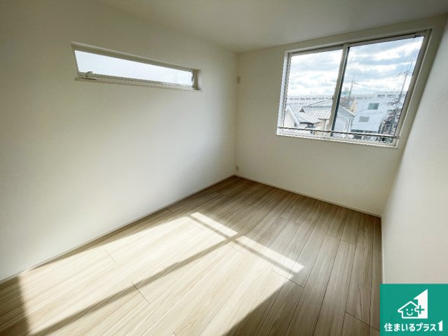 高槻市西冠　第1期　新築一戸建ての洋室|シンプルな洋室は、自分好みのインテリアが楽しめます♪ご家族とインテリアや家具を選びに行くのは新築購入時の醍醐味の一つです。ぜひお楽しみください♪