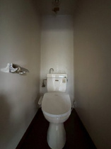 落ち着いた色調のトイレです