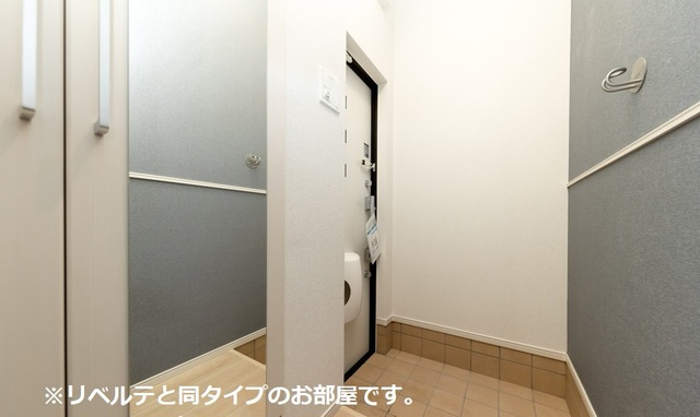 川崎市多摩区長沢２丁目のアパートの玄関