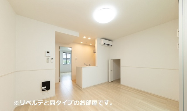 川崎市多摩区長沢２丁目のアパートの居間・リビング