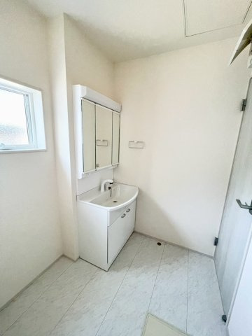 長野箱清水第3の独立洗面台|洗濯機を置いても余裕の広さ！鏡の裏には収納スペース付き！