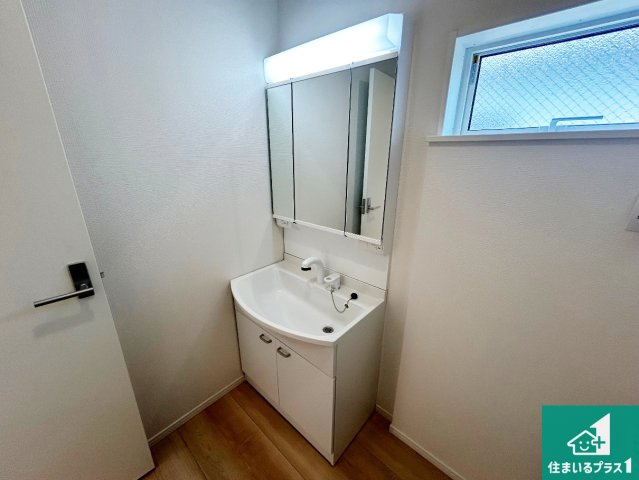 神戸市垂水区上高丸　第1期　新築一戸建ての独立洗面台|清潔感のある洗面台です。フラットな鏡は掃除がしやすく毎日清潔！鏡裏には収納があるのでスッキリとした洗面台が保てます。