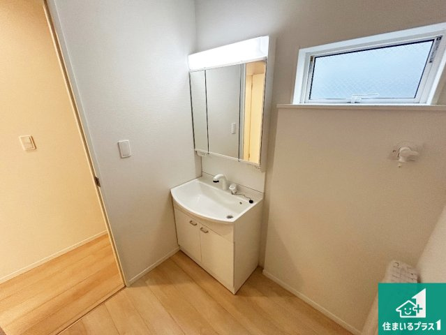 神戸市垂水区上高丸　第1期　新築一戸建ての独立洗面台|清潔感のある洗面台です。フラットな鏡は掃除がしやすく毎日清潔！鏡裏には収納があるのでスッキリとした洗面台が保てます。