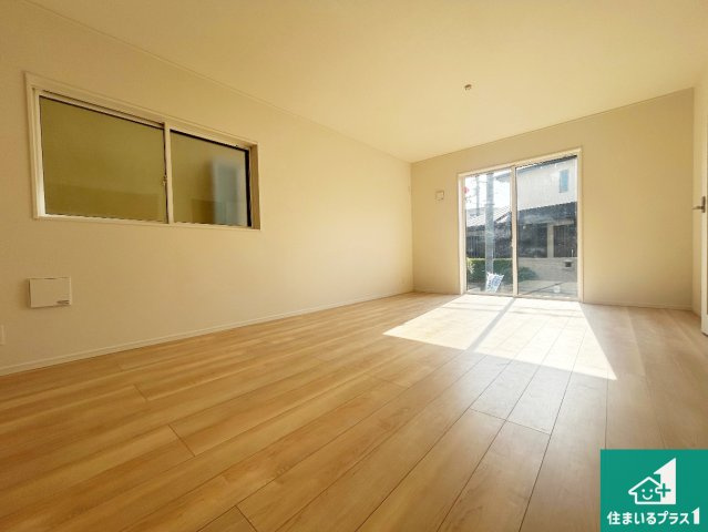 神戸市垂水区上高丸　第1期　新築一戸建ての居間・リビング|日当たり良好の明るいリビングで朝の目覚めもスッキリできそう！対面キッチンでご家族のコミュニケーションも自然と増える設計！小さなお子様が遊ぶスペースを作っても広々とくつろげるLDK！