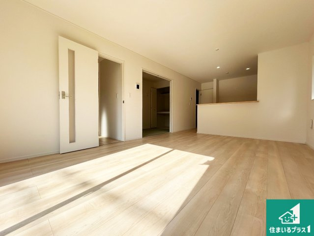 神戸市垂水区上高丸　第1期　新築一戸建ての居間・リビング|シンプルなリビングは、観葉植物等のインテリアを楽しめますね！パパ好みにも、ママ好みにも家具次第で雰囲気を変えることができます！