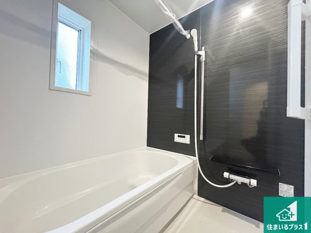 神戸市垂水区上高丸　第1期　新築一戸建ての浴室|足をゆったり伸ばして寛げる浴槽です。窓が設けられていますので差し込む光が明るく穏やかな雰囲気にしてくれます♪浴室乾燥機も設置しているので、雨の日の洗濯物も安心です♪