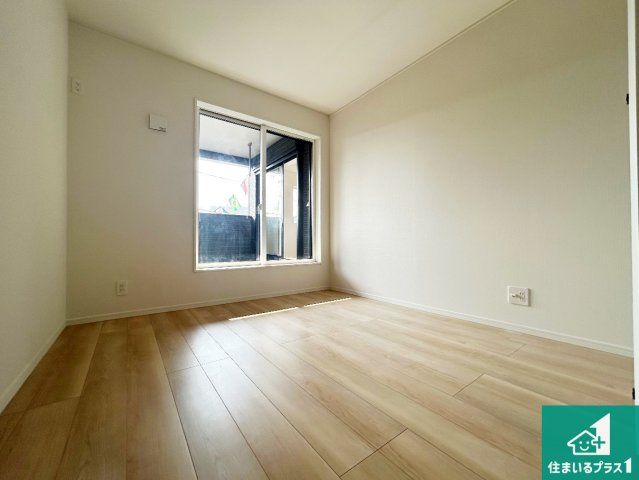 神戸市垂水区上高丸　第1期　新築一戸建ての洋室|寝室は心地よい眠りについてもらいたくて、シンプルかつ開放的な空間な設計にしています！大きな窓から差し込む日が心地いいです♪