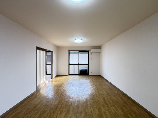 コンフォールコート　A棟の居間・リビング|イメージ102号室の写真（反転あり）