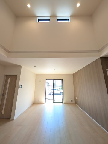 【居間・リビング】 | リーブルガーデン.S前橋市小坂子町ー① | 天窓の付いた開放的なリビングです♪