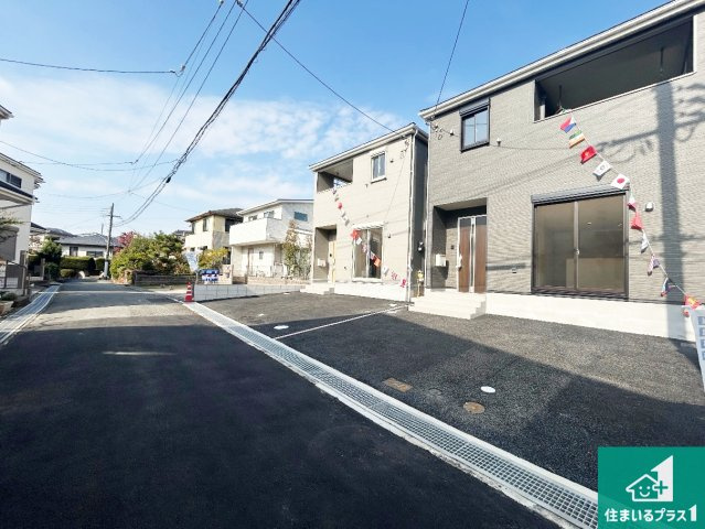 神戸市垂水区上高丸　第1期　新築一戸建ての前面道路含む現地写真|周辺は閑静な住宅街！前面道路広々で車の出し入れも便利です。駐車が苦手な方でも安心して車庫入れできます！