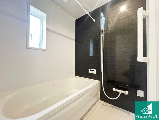 神戸市垂水区上高丸　第1期　新築一戸建ての浴室|足をゆったり伸ばして寛げる浴槽です。窓が設けられていますので差し込む光が明るく穏やかな雰囲気にしてくれます♪浴室乾燥機も設置しているので、雨の日の洗濯物も安心です♪