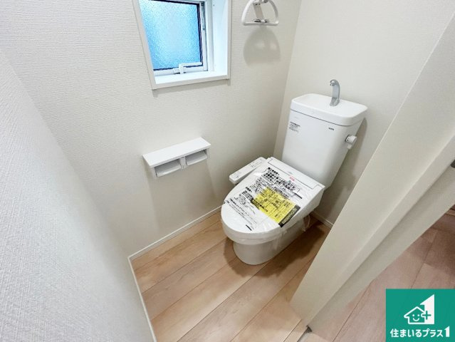 神戸市垂水区上高丸　第1期　新築一戸建てのトイレ|1・2階の2ヶ所にあるので、朝の忙しい時間の順番待ちもなく、深夜の利用にも大変便利です。