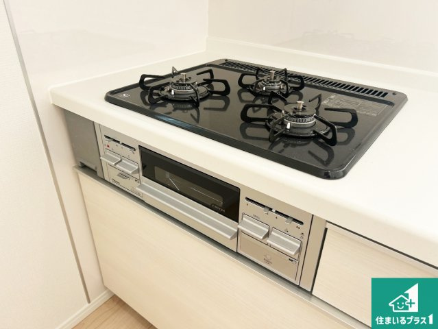 神戸市垂水区上高丸　第1期　新築一戸建ての設備|ダブル高火力Ｓｉセンサー付きコンロ！３口あるので、まとめて料理をする時も大活躍！