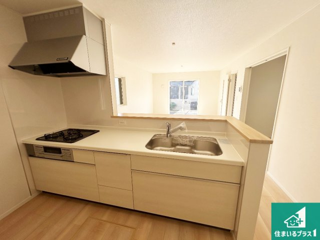 神戸市垂水区上高丸　第1期　新築一戸建てのキッチン|リビングと統一感があり、使い勝手のいいキッチン。広々としているので、二人並んで作業が出来ちゃいます。お子様と一緒に色々なお料理に挑戦できるスペースがあります。