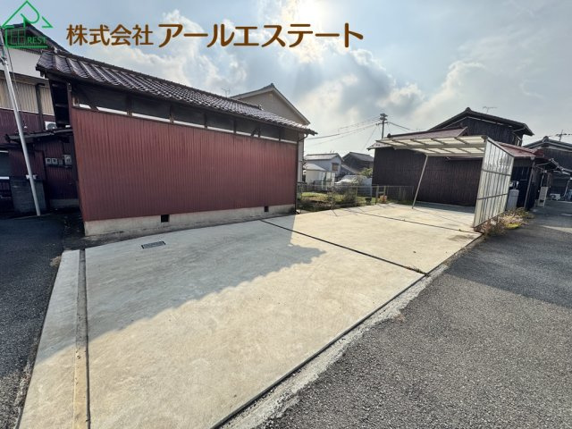 加古郡稲美町六分一　　中古戸建の駐車場