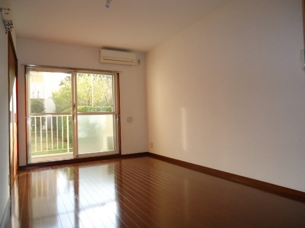 カサブランカＮの居間・リビング|同物件別部屋の画像です。