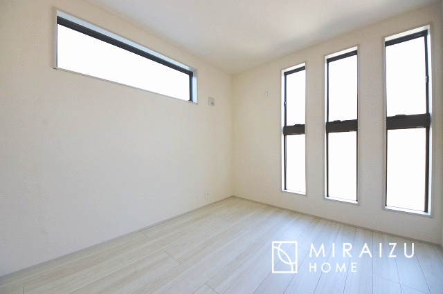 【その他】 | 来客時にカラー画像で確認が出来るので安心。夜間でもLEDライトでくっきりと映ります。また画像のみの対応も出来る為、こちら側の声は聞こえず様子を見てからインターホン対応も可能で安心ですね。
