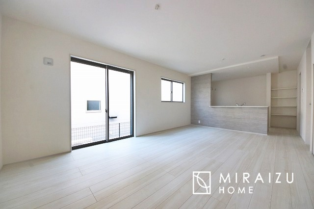 【前面道路含む現地写真】 | 贅沢な暮らしにぴったり設備が魅力♪家事導線の良い水回りで毎日綺麗家事もラクラク♪早朝、夜間問わず現地見学＆周辺環境ご案内致します♪