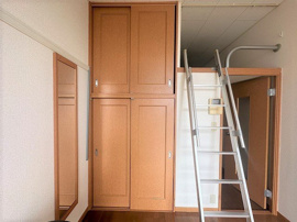 明るい色調の室内です