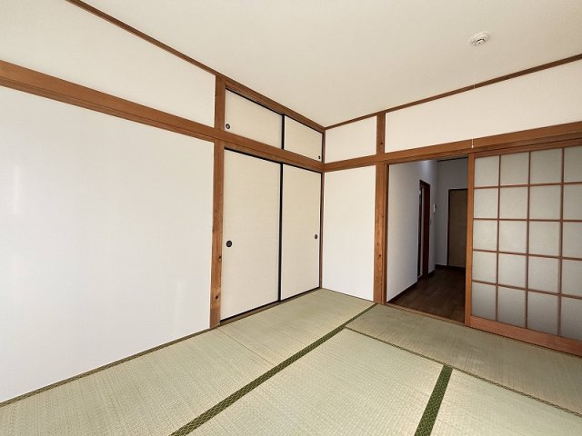 畳の上でゆっくりとくつろげる和室です